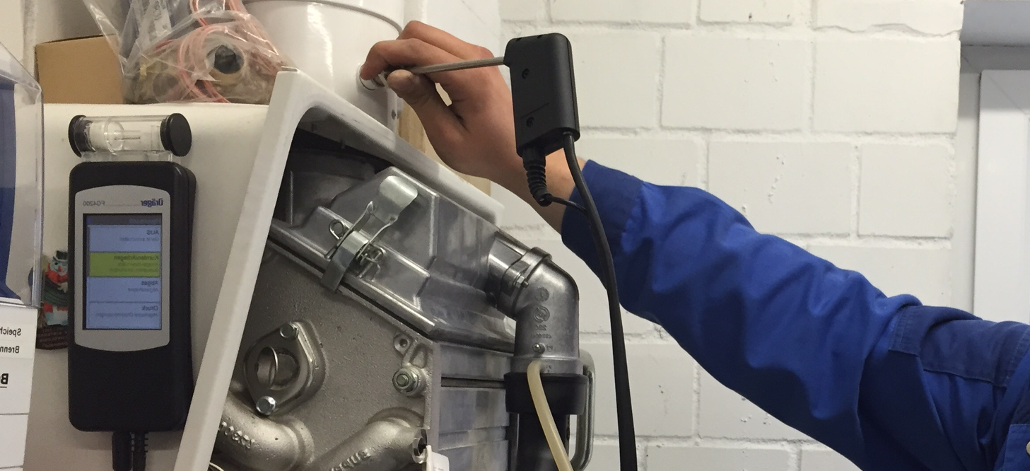 Meister führt Wartung durch